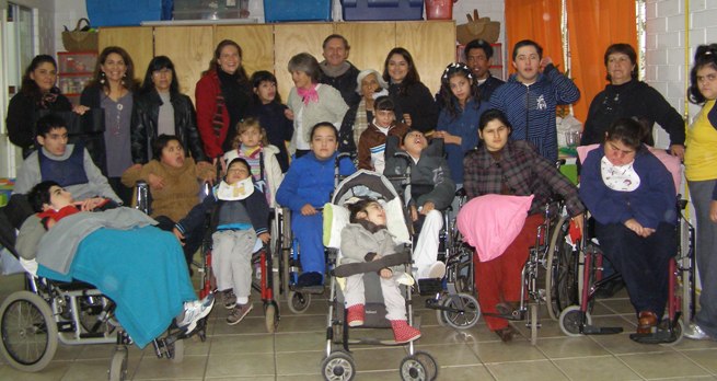 La Directora Nacional junto a las mamás de la Casa de Acogida Amigos de Jesús de Cerro Navia y sus hijos e hijas.