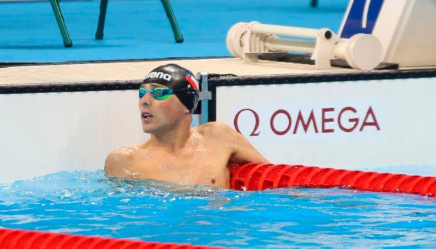 Alberto Abarza en una piscina tras una competencia. 