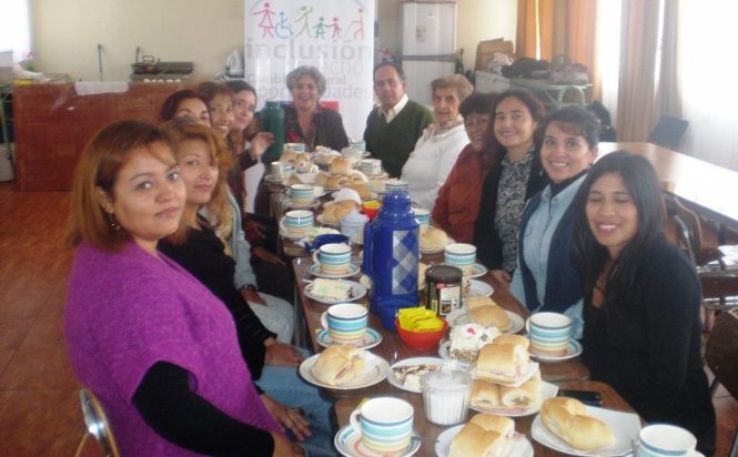 El Director Regional del Senadis junto a las mamás de la Asociación de Padres de Niños con Parálisis Cerebral, Asonipac