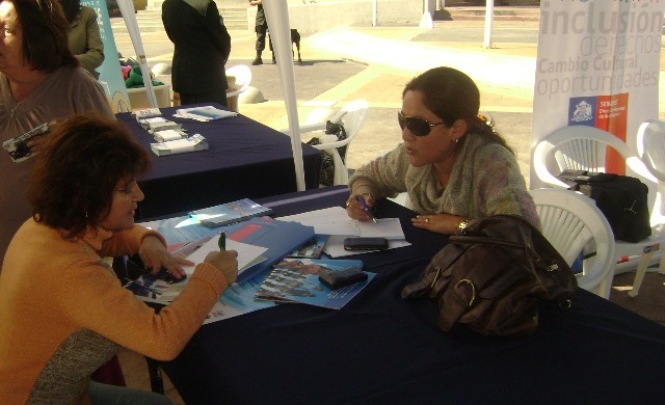 La profesional Jocelyn Franco entrega información a personas que asistieron a la Plaza de la Justicia