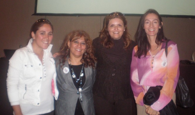 Ximena Arancibia y Jocelyn Franco, ambas de la Dirección Regional del Senadis junto a invitados del Seminario.