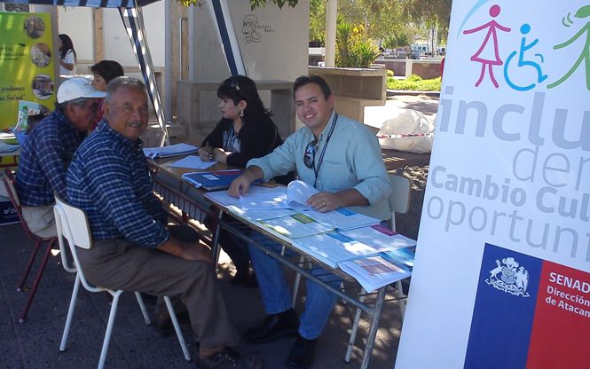 Profesionales del Senadis en el stand informativo en el Gobierno en Terreno.