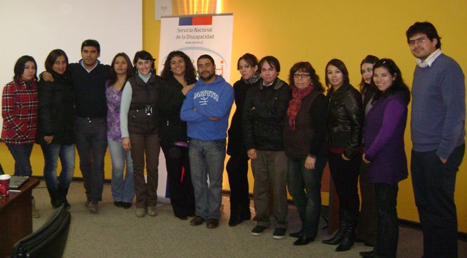 La Directora Regional del Senadis, Andrea Elgueta junto a los apoyos familiares del Programa Puente que participaron en el primer taller.