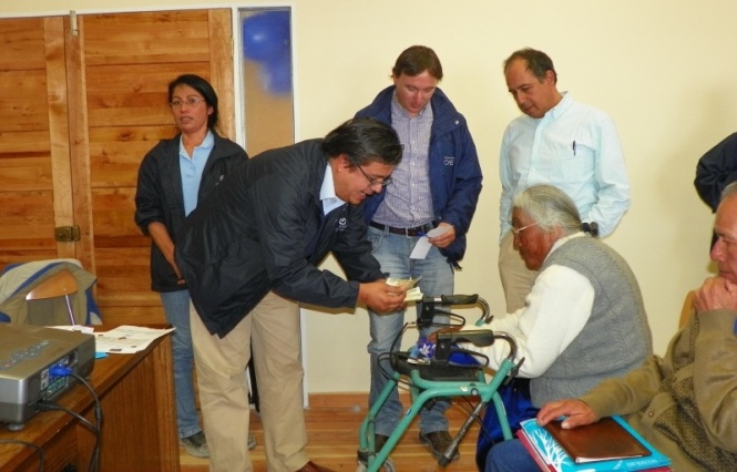 Las autoridades junto a una de las personas de la comuna de Ollague durante la actividad.  