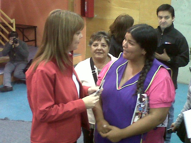 Ministra Secretaria General de Gobierno, Ena von Baer junto a una de las personas de Alto Hospicio.