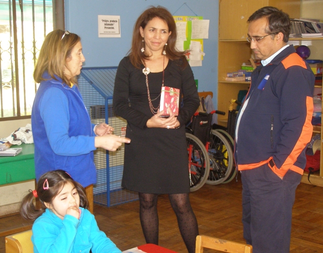 Directora Regional del Senadis junto a Director Regional de ONEMI y Directora del Colegio Hellen Keller.