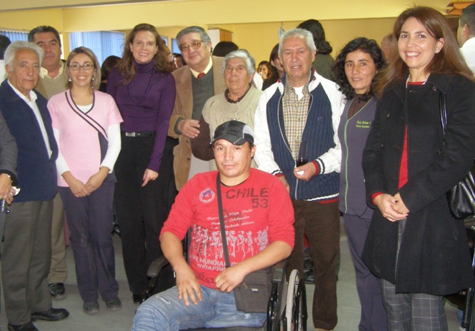 Directora Nacional junto al Alcalde de la comuna, equipo del CCR y usuarios del centro de rehabilitación.