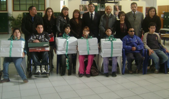 Directora Regional del Senadis junto a los jóvenes que recibieron elementos de apoyo del Senadis y sus familiares y representantes del Instituto Santo Tomás.