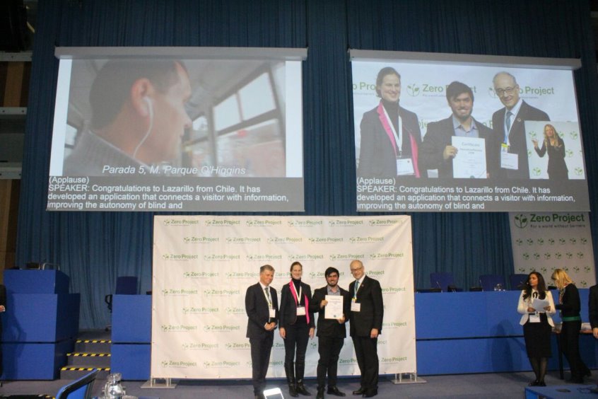 René Espinoza, director ejecutivo de LazarilloApp, recibiendo la distinción de Zero Project 