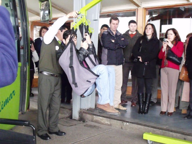 Persona con discapacidad realiza una demostración de la nueva tecnología implementada por Tur Bus.