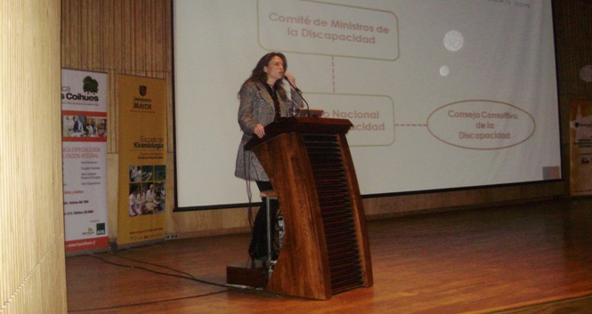 Directora Nacional del Senadis realizando su exposición durante el Foro de Rehabilitación.