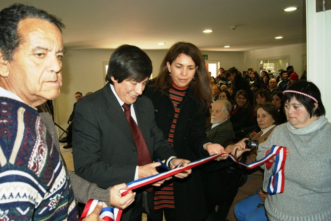 Las autoridades realizan el corte de cinta en la ceremonia.