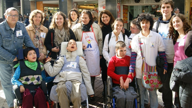 La Directora Regional Metropolitana junto a niños, jóvenes y familias de la Fundación Alter Ego.