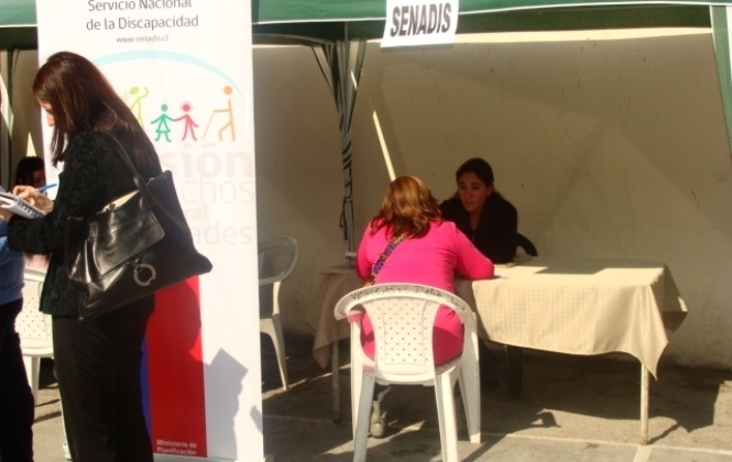 La profesional de la Dirección Regional del Senadis Antofagasta entregando información.