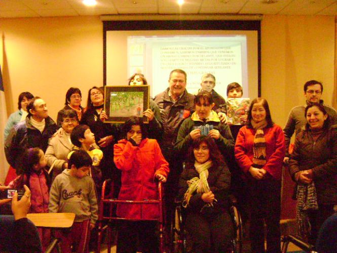 Julio Bascur junto a personas de la agrupación 