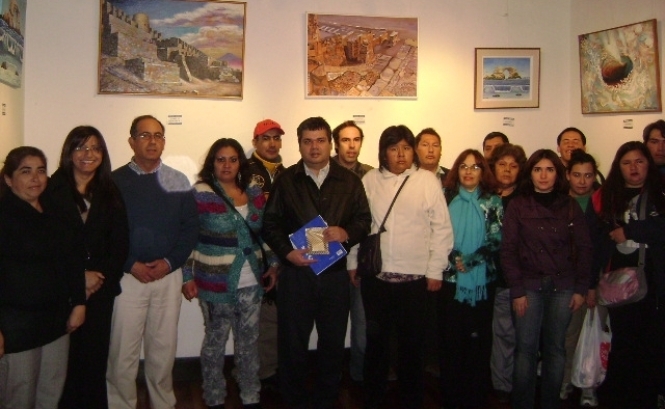 El Director Regional del Senadis junto a Wilson Pasten y los invitados a la inauguración de la muestra.