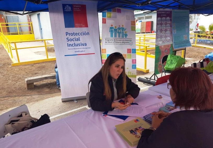 Profesional de Senadis, Jocelyn Franco, en el stand de Senadis.