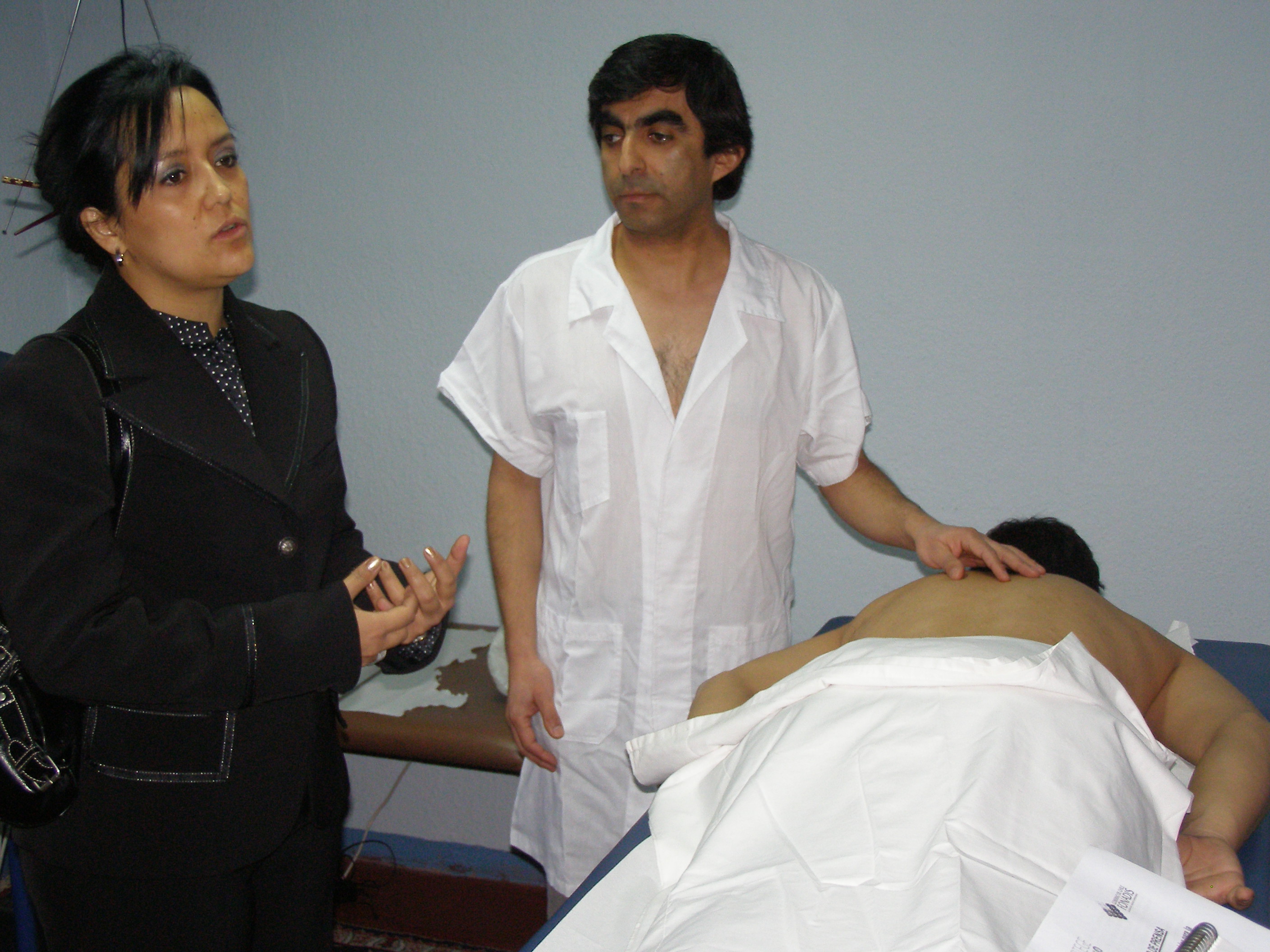 En la fotografía aparece la Coordinadora  de Fonadis, Paula Aravena, Junto a un masoterapeuta