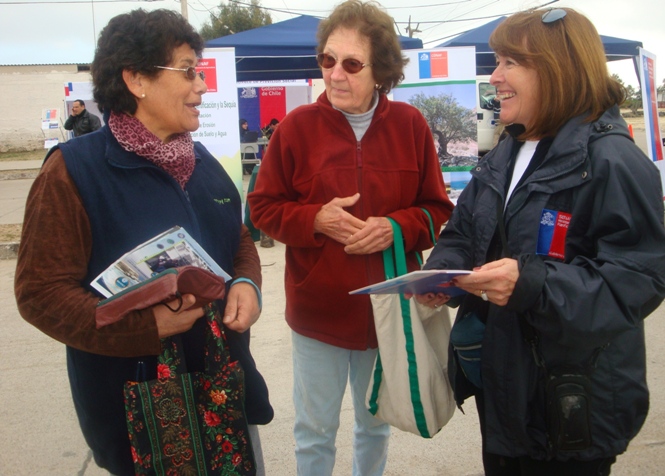 Directora Regional del Senadis entregando información en actividad de Gobierno en Terreno en Tongoy