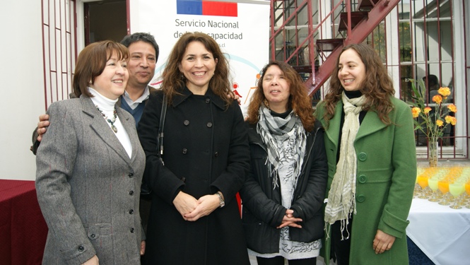 La Directora Regional Metropolitana junto a las personas que reciebieron su diploma de operadores.