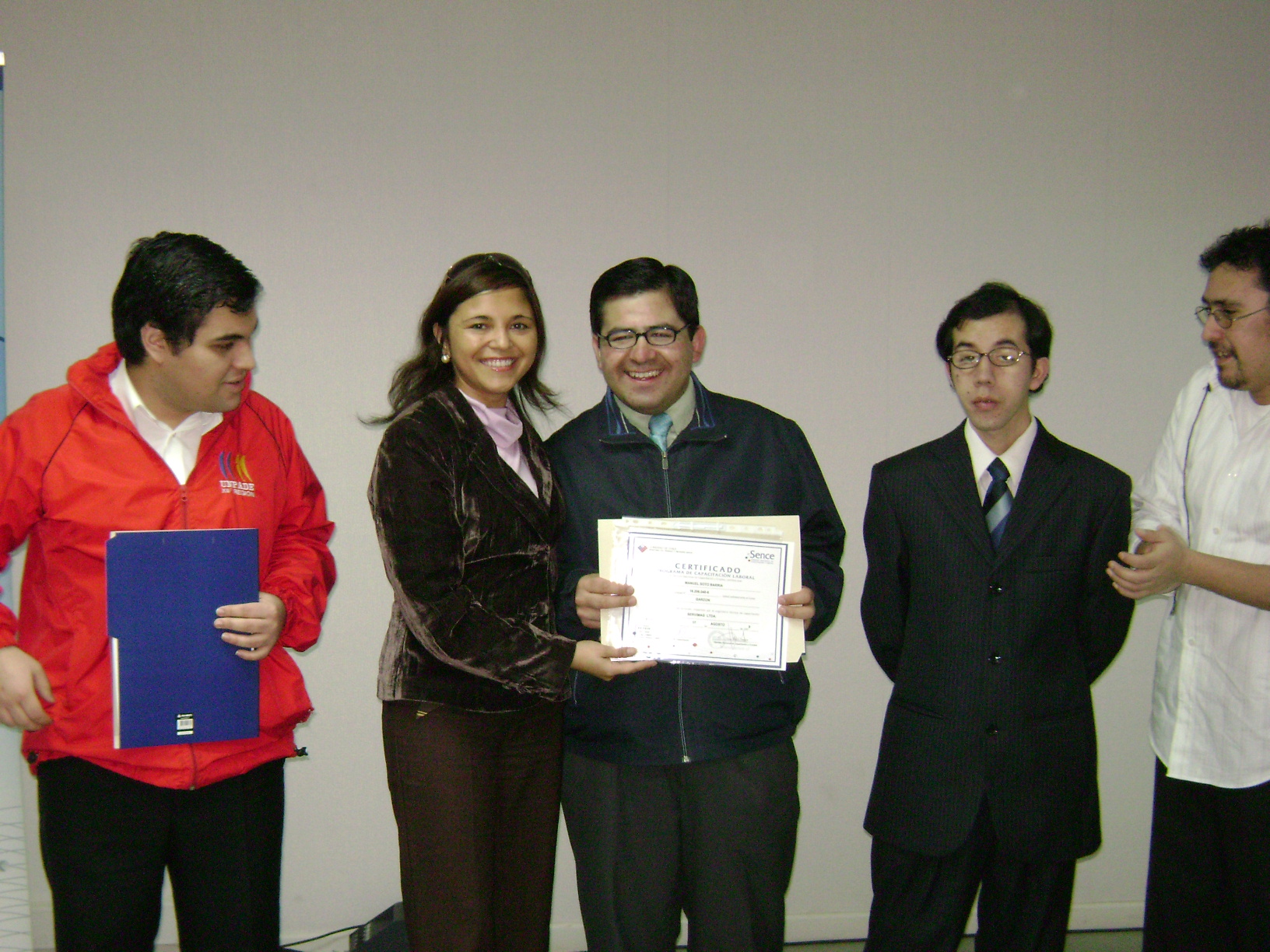 En la fotografía aparece la Coordinadora Regional junto a todas las personas que recibieron su cert