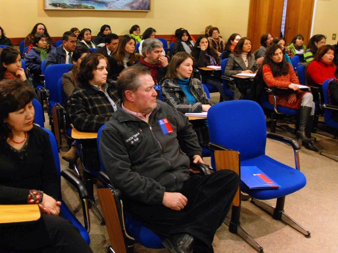 Julio Bascur presencia exposición en el encuentro de educación.