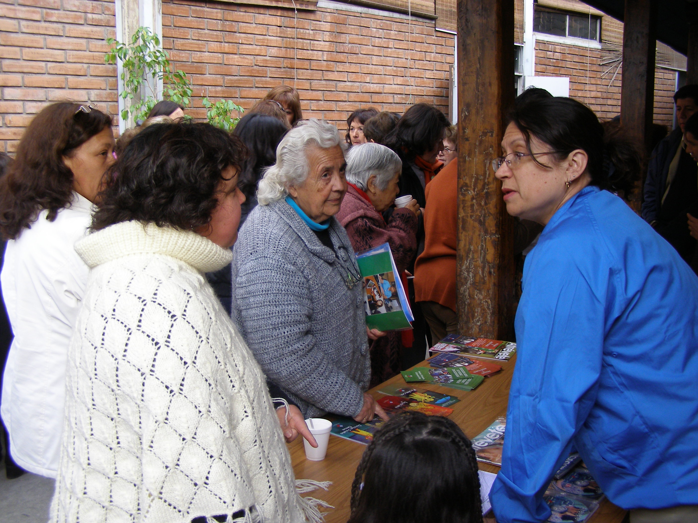 En la fotografía aparece una profesional de Fonadis atendiendo el stand institucional