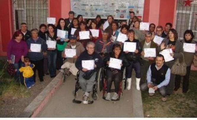 Los representantes de las organizaciones de y para personas con discapacidad que se capacitaron muestran sus diplomas de participación.