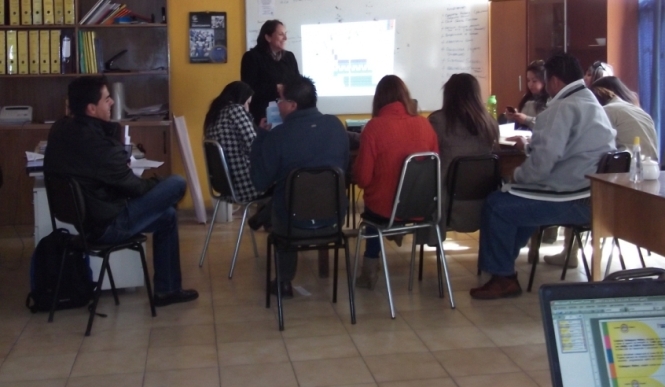 La profesional de la Dirección Regional del Senadis Antofagasta realizando la capacitación a los apoyos familiares del Programa Puente.