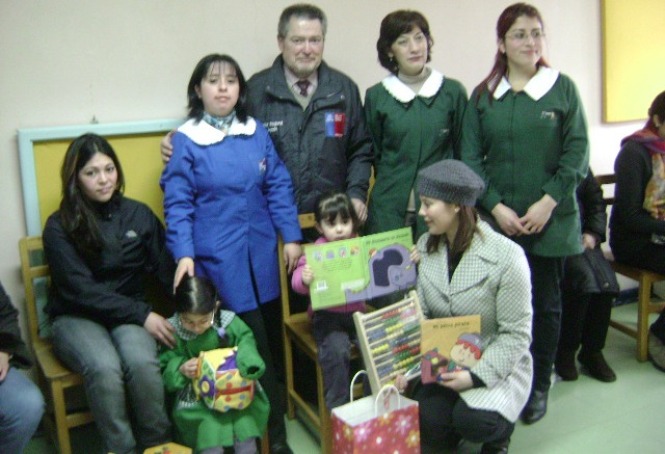 Director Regional del Senadis Aysén junto la comunidad del jardín infantil Kau Kalem