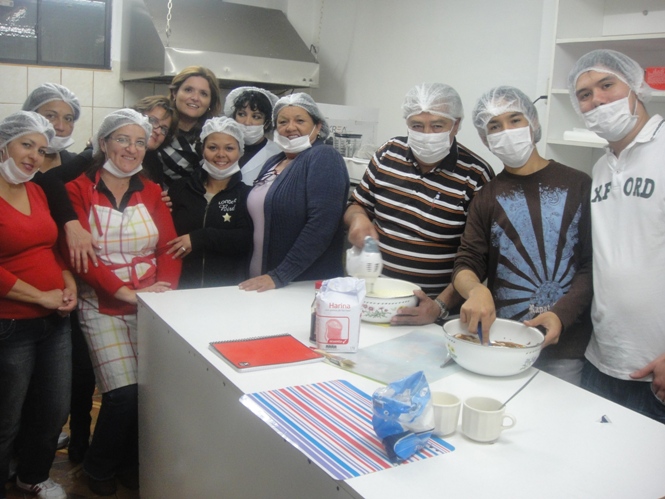 La Coordinadora del Senadis Antofagasta junto a las personas que se están capacitando.