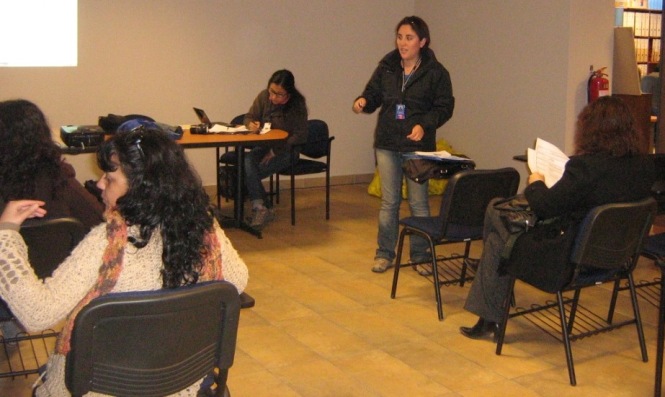 La profesional Jocelyn Franco realizando la capacitación a los apoyos familiares del Programa Puente.