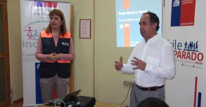 La Directora Regional de ONEMI, Irina Salgado y el Director Regional del Senadis, Luis Oñate en la charla informativa