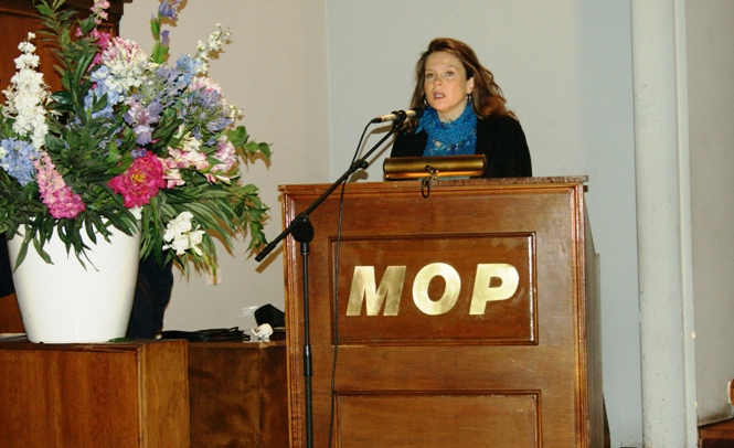 La Directora Nacional de Senadis, María Ximena Rivas, entrega un saludo en el taller de capacitación.