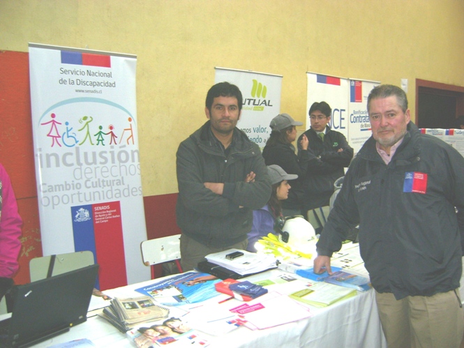 Julio Bascur junto a Rodolfo Elgueta en Stand de SENADIS. 