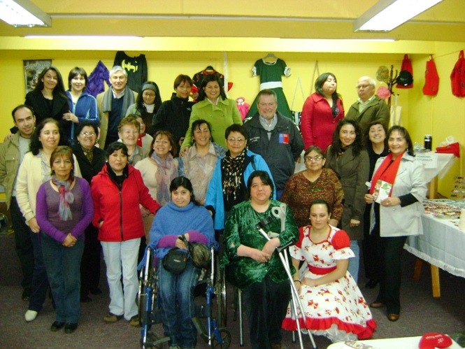 Julio Bascur junto a integrantes de Renacer Patagón.