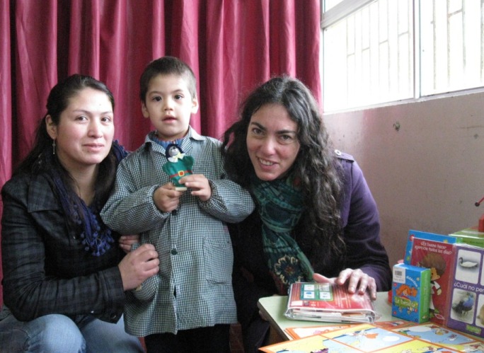 Directora Regional junto a uno de los alumnos beneficiados y su madre