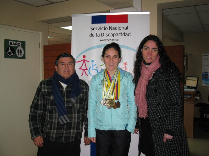 Directora junto a Macarena y Claudio Santander, de la Asociación Deportiva  Regional para Discapacitados del Biobío (ARDDI).
