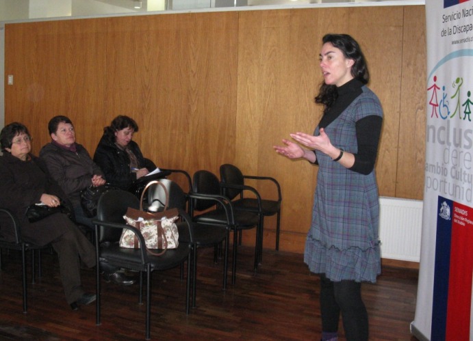 Directora dictando charla informativa sobre convocatoria de Consejo Consultivo