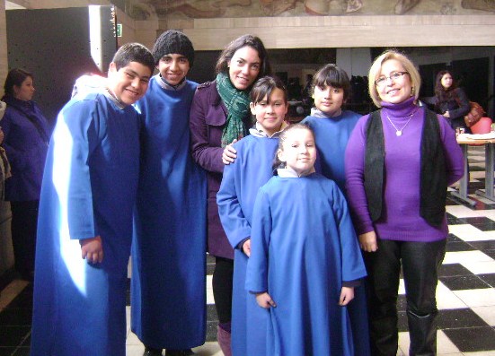 Directora Michelle Orthusteguy junto al coro de lengua de señas de la escuela Rosita Ohiggins.