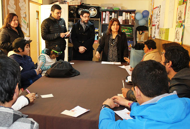 Autoridades junto a personas en situación de discapacidad. 