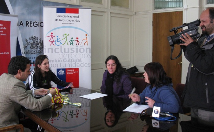 Directora Regional junto a Macarena Quero, nadadora paraolímpica, en entrevista con medios locales