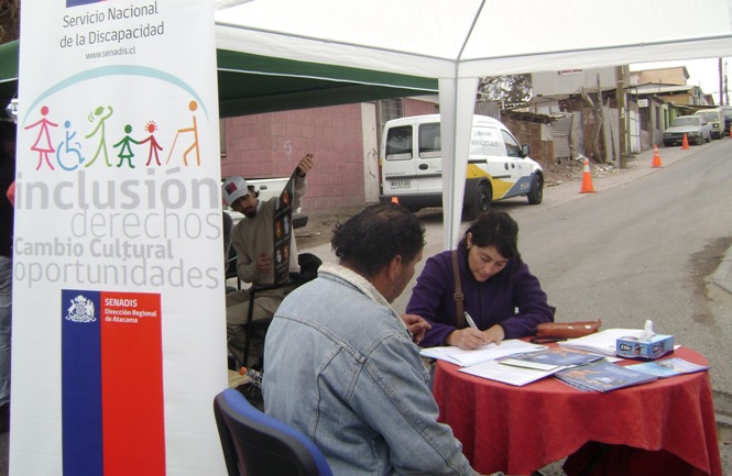 Directora Regional del Senadis, Andrea Elgueta en Gobierno en Terreno entregando información a la ciudadanía.