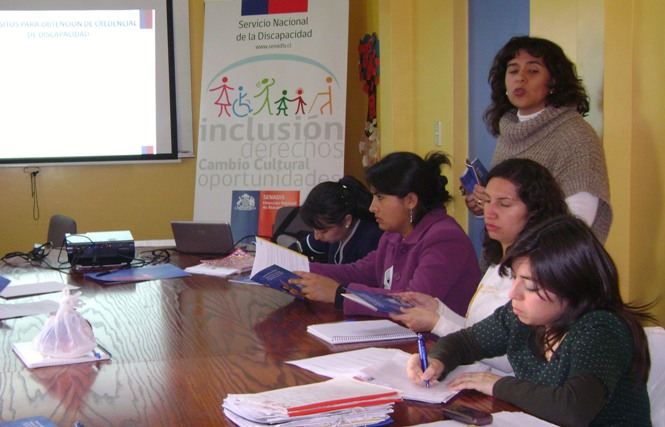 La profesional de la Dirección Regional, Miriam Sierra realizando la charla de difusión