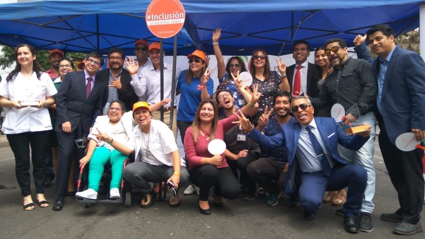 Autoridades junto a las personas que asistieron a la feria ciudadana.