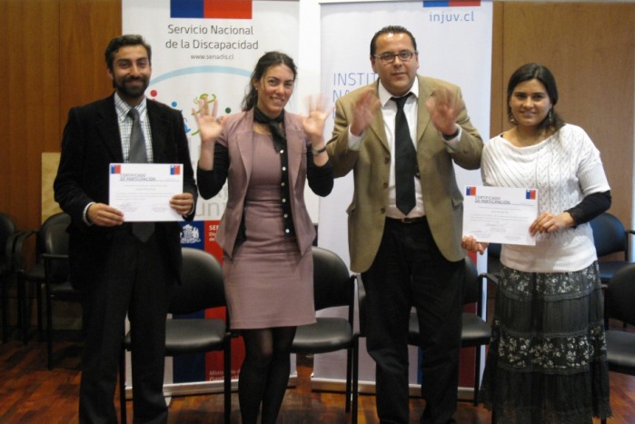 Michelle Orthusteguy  junto a Director Regional de Injuv, Rodrigo Sandoval y los profesores a cargo del curso.