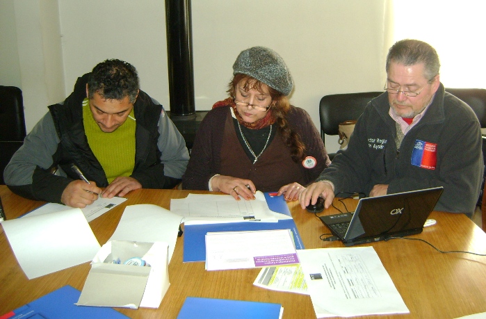 Director Regional, Julio Bascur, y parte de la directiva de la Agrupación CIRAFESI