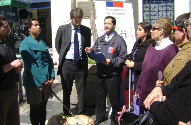 El intendente Patricio Rey junto al Director Regional del Senadis en la actividad junto a personas ciegas.