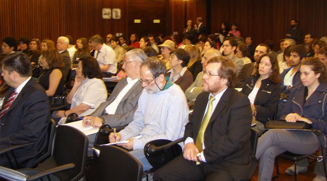 Representantes de organizaciones de y para personas con discapacidad asistentes a actividad organizada por Senadis