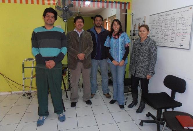 Profesional del Senadis, Christian Cortés junto a profesionales del Consultorio Pedro Pulgar